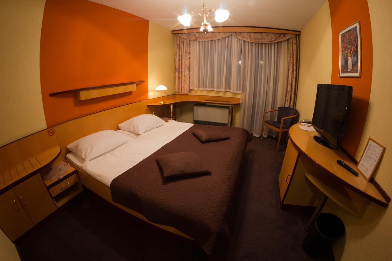 Hotel Krona Domžale Dış mekan fotoğraf